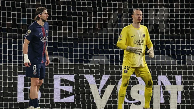 Zabarnyi avoids handshake with Safonov during PSG training