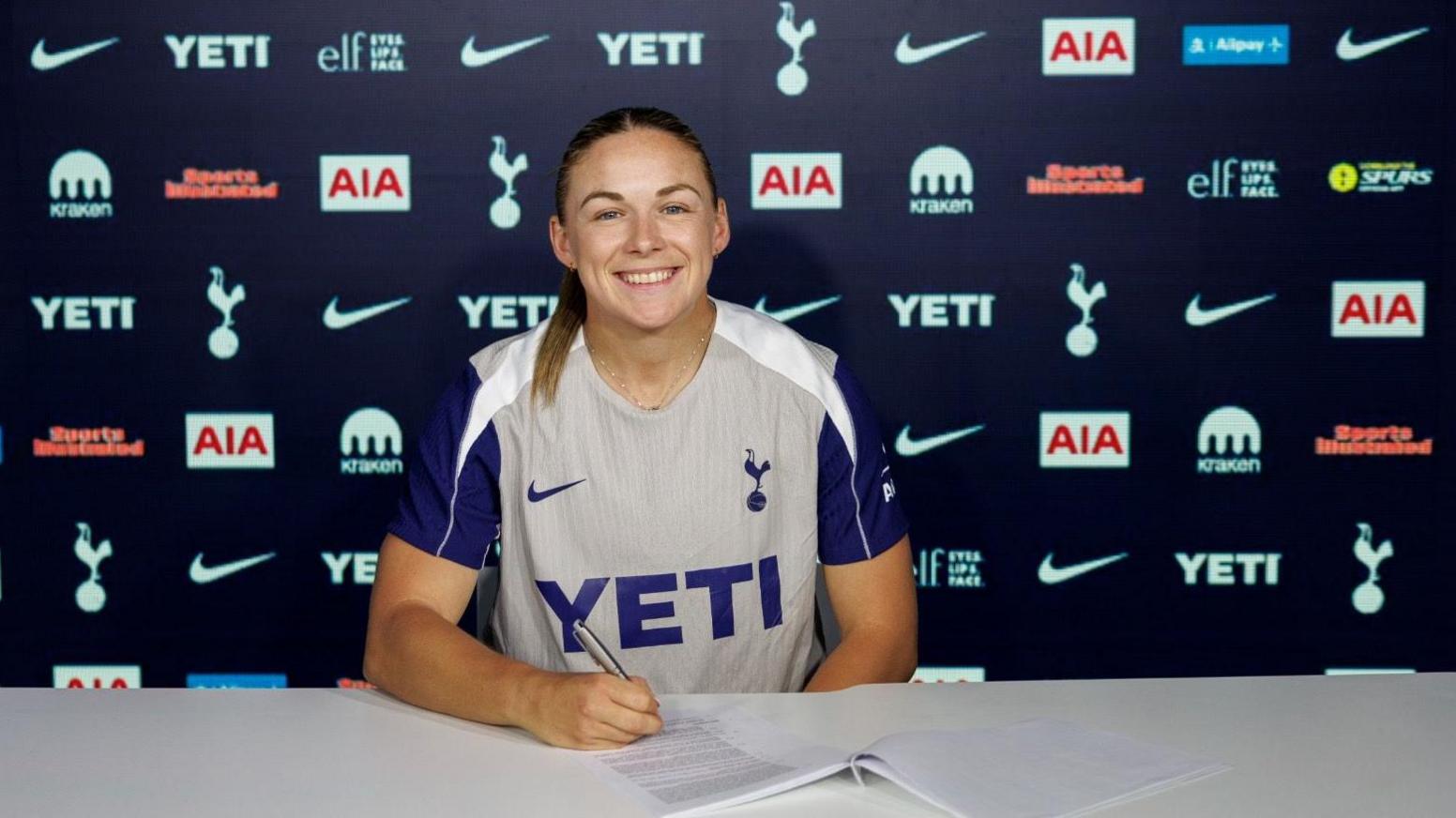 El Tottenham ficha a la delantera escocesa Kirsty Hanson