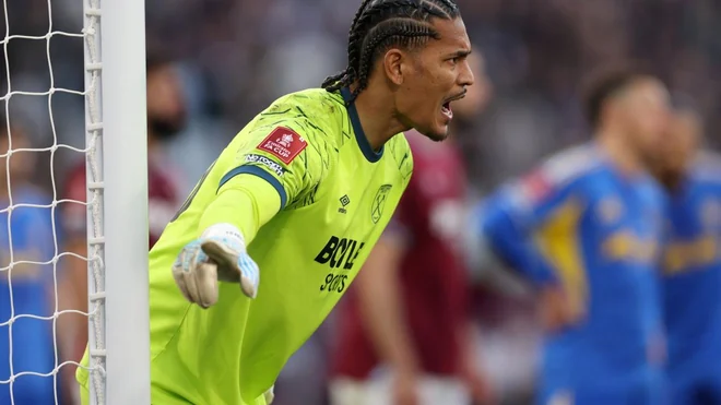 Alphonse Areola trades gloves for turntables at English festival