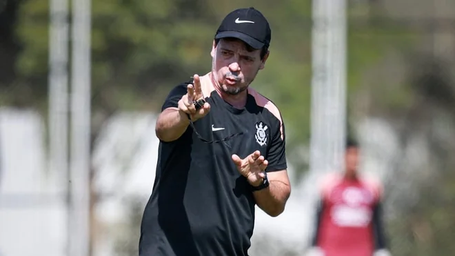 Fernando Diniz leads Corinthians tactical training ahead of Cascavel match