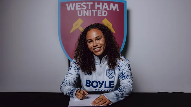West Ham ficha a la delantera inglesa Ebony Salmon