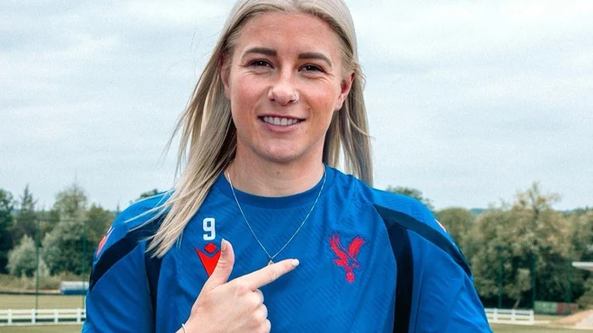 Bethany England firma con el Crystal Palace