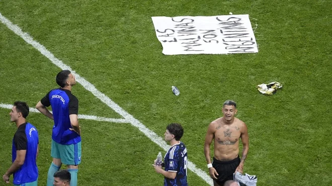 El Reino Unido pide a la FIFA investigar la pancarta argentina