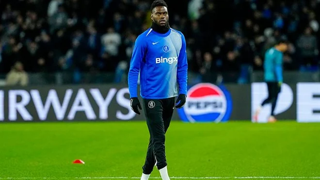 Napoli y Newcastle interesados en Benoit Badiashile