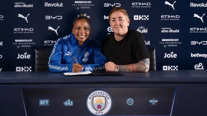 Sacha Lewis signs first professional contract with Manchester City