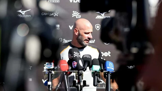 Franclim Carvalho estudia opciones en Botafogo ante la baja de Huguinho