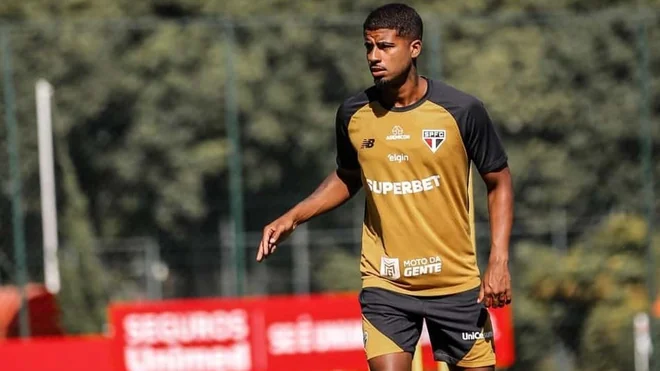 Matheus Ferreira begins training with São Paulo first team