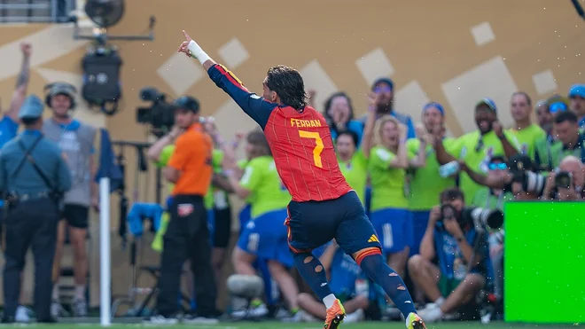 Ferran Torres informs Barcelona of desire to join PSG