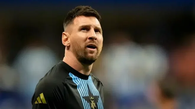 El mundo del fútbol expresa sus condolencias a Lionel Messi por el fallecimiento de su padre