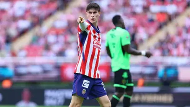 Roberto Alvarado regala su playera a aficionada con cáncer tras el partido