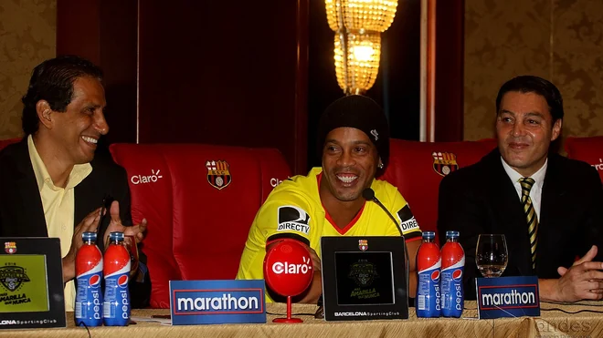 Ronaldinho llega a Rávena: presentación en la playa para el astro