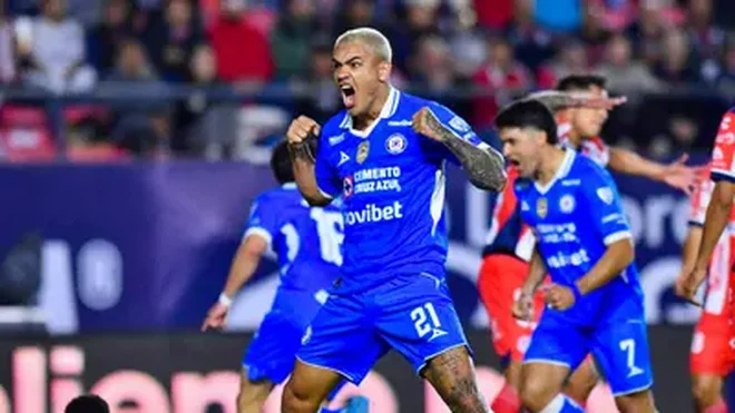 Alan Montes comienza a recibir críticas de aficionados de Cruz Azul