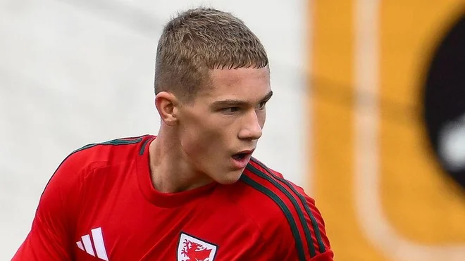 Axel Donczew: Teenage Cardiff midfielder joins Arsenal