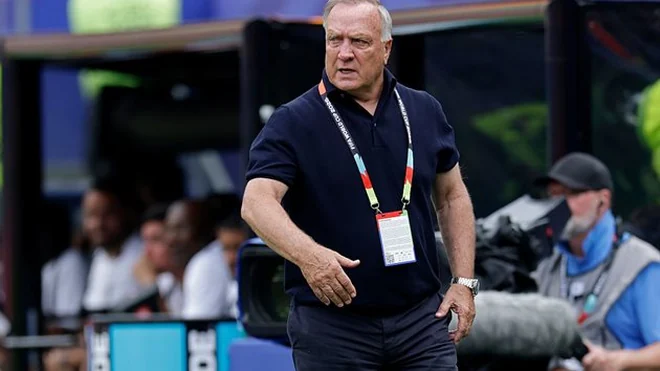 Dick Advocaat extiende su contrato con Curazao hasta 2027
