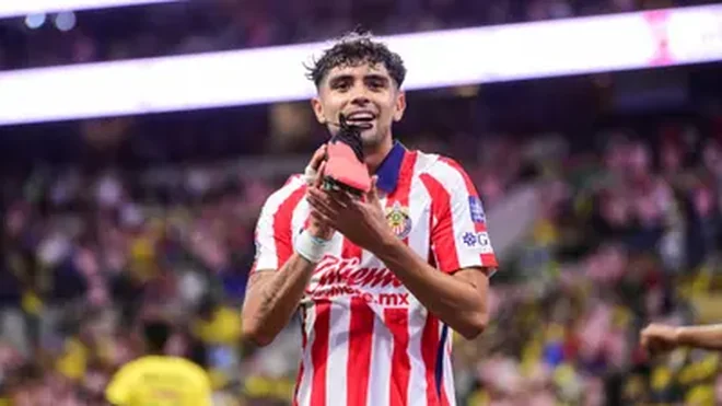 Luis Chávez signs América jerseys, sparking speculation among fans
