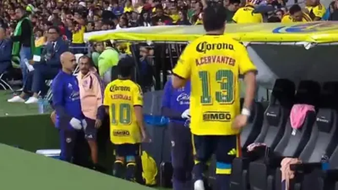 Henry Martín unhappy after being substituted in Clásico Nacional