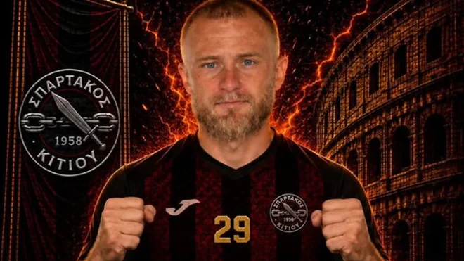 Roman Bezus firma con el Spartakos Kitiou de Chipre