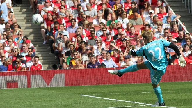 Mark van Bommel elogia el influyente rol directivo de Simon Mignolet