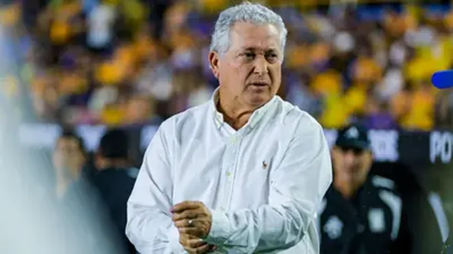 Gerardo Espinoza cuestiona el penal cobrado ante Tigres