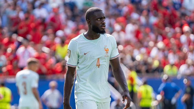 Dayot Upamecano deja la concentración de Francia y regresa al Bayern Múnich