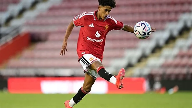 El Bayern negocia por una joya de 16 años del Manchester United