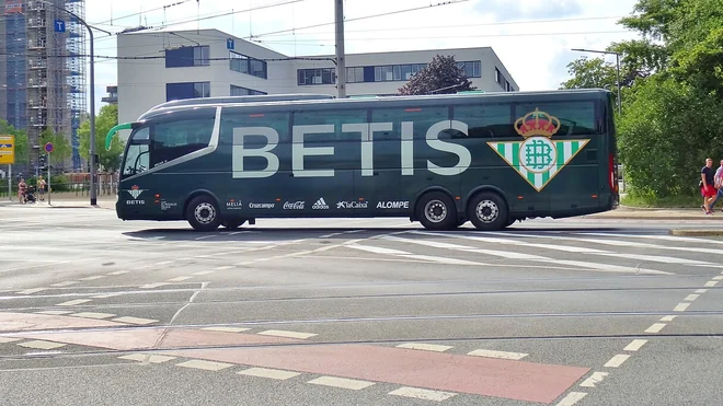 Manuel Pellegrini arremete contra el arbitraje tras la derrota del Betis ante el Barcelona