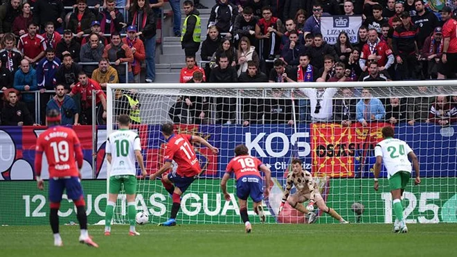 Osasuna logra una victoria convincente ante el Racing Santander