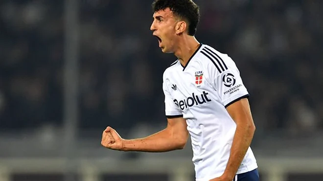 Arsenal, Chelsea y Manchester United siguen al defensa del Como Jacobo Ramón